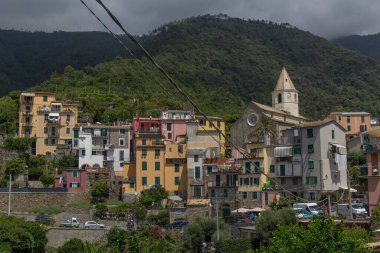 Cinque Terre, İtalya 'daki sahil uçurumundaki köy evlerinin yüksek açılı bir görüntüsü.