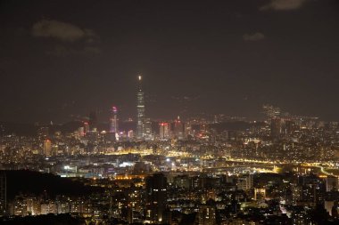 Geceleri güzel bir şehir manzarası.