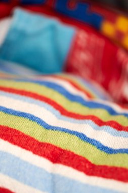 Renkli havlunun dikey yakın çekimi. Seçili odak.