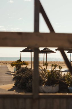 Grado 'da pencereden plaja bir manzara