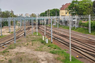 Şehir merkezinde birkaç tren yolu var.