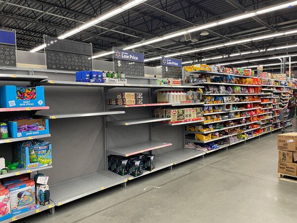 Grovetown, Ga USA - 04 21 22: Стенд магазина Walmart с пустыми полками
