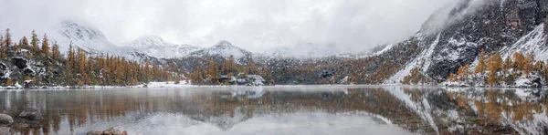Plano Panorámico Hermoso Paisaje Invernal Con Lago Alpino Rodeado Árboles — Foto de Stock