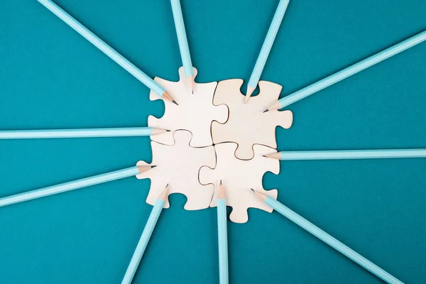 Teamarbeit Puzzleteile Verbinden Sich Bleistifte Zeigen Auf Das Puzzle Brainstorming — Stockfoto