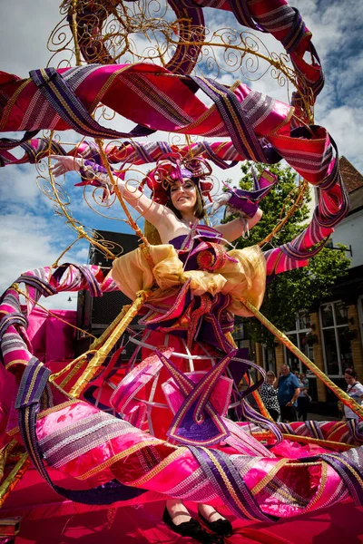 Mensen Kleurrijke Jurken Treden Tijdens Fair Fun Dancing South Shields — Stockfoto