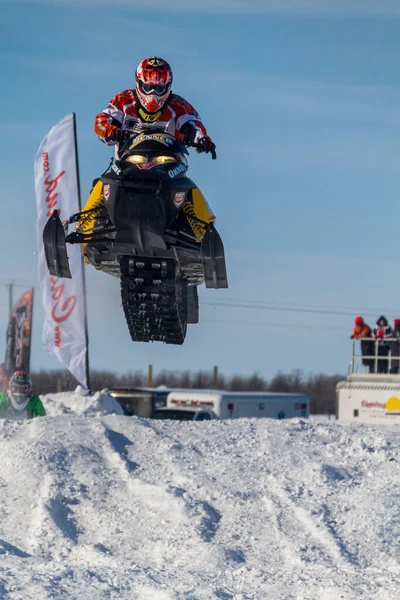 Snowmobiler Competing Extreme Sports Snowmobiler Jumping High Track Snowmobile Sportsman — Stock Photo, Image