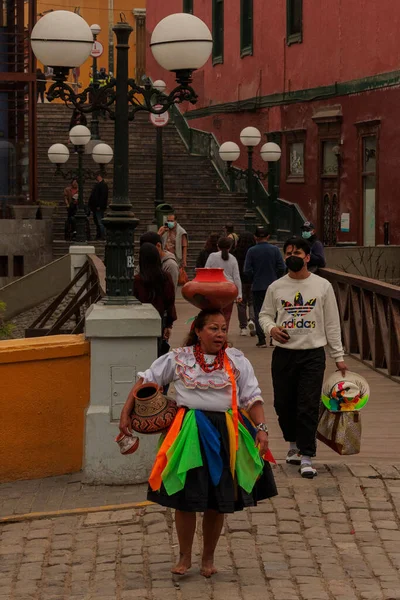 Lima Peru Daki Çekmeler Köprüsü Nde Geleneksel Giysili Bir Kadının — Stok fotoğraf