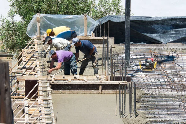 Οικοδόμοι Εργάτες Χτίζουν Σπίτια Στο Κέντρο Της Πόλης Βοήθεια Μιας — Φωτογραφία Αρχείου