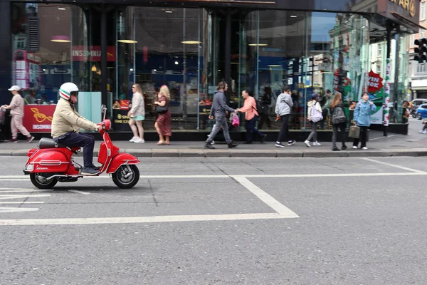 Opvallend Stedelijk Tafereel Van Een Man Een Levendige Rode Scooter — Stockfoto