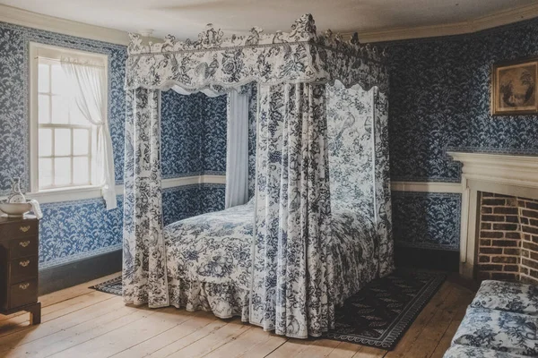 Cozy Traditional English Bedroom Bed Canopy Ornate Wallpaper — Foto de Stock