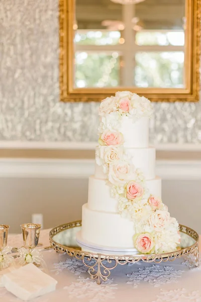 Eine Vertikale Aufnahme Einer Hochzeitstorte Mit Blumenschmuck — Stockfoto