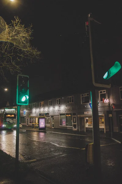 Tiro Vertical Semáforos Verdes Uma Rua Chuvosa Liverpool Inglaterra Noite — Fotografia de Stock