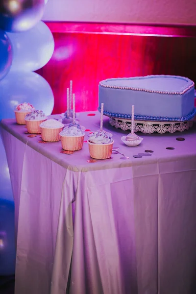 Vertical Shot Cupcakes Large Cake Blue Balloons Background — Foto de Stock