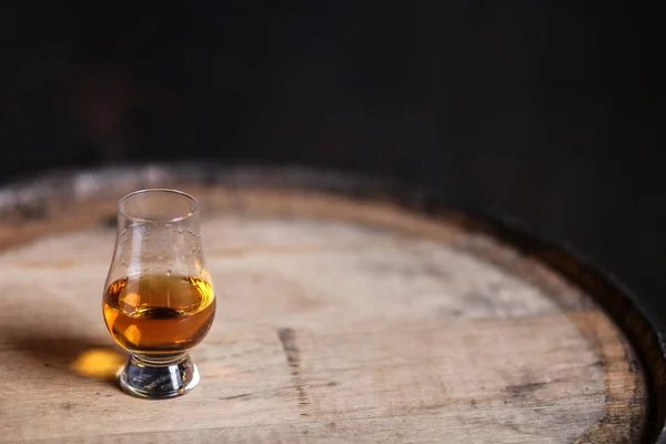 Single Glencairn Glass Dram Bourbon Scotch Rye Whiskey Barrel — Stock Photo, Image