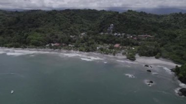 Manuel Antonio 'daki Espadilla plajının çok güzel bir HD görüntüsü.