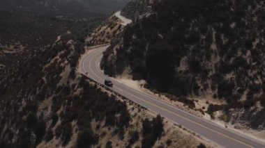 Dağdaki bir yolda güzel bir araba manzarası.