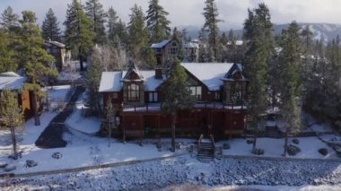 Karla kaplı köknar ormanında modern bir ev.