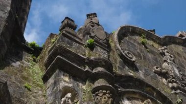 Mavi bulutlu gökyüzünün altındaki antik bir mimari kilisenin alçak açılı görüntüsü
