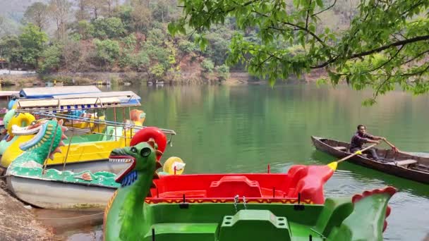 Los Barcos Turísticos Orilla Del Lago Nakuchiatal Ciudad Los Lagos — Vídeos de Stock