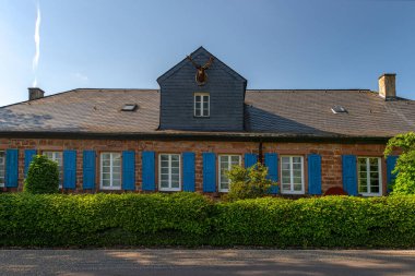 Güneşin altında mavi yüzlü eski bir ev