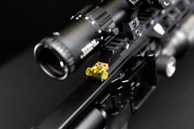 Siyah bir arkaplanda izole edilmiş FX çarpışmalı M3 hava tabancası.