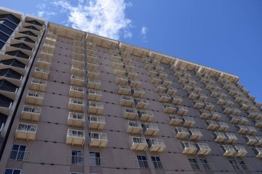 Mavi gökyüzüne karşı modern binanın ön cephesinin alçak açılı bir görüntüsü. Fresno, Birleşik Devletler.