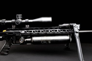 Siyah bir arkaplanda izole edilmiş FX çarpışmalı M3 hava tabancası.