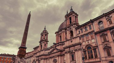 Roma, İtalya 'daki Vatikan şehrindeki Aziz Peter Kilisesi' nin manzarası.