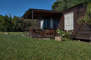 Yazın ormandaki kır evine giden tren vagonu.