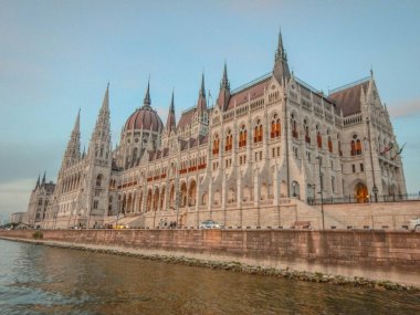 Göl kenarındaki Macar Parlamentosu 'nun perspektif fotoğrafı..