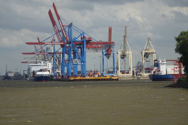 Waltershof, Hamburg Mitte, Hamburg, Almanya, 1 Temmuz 2019, Hamburg liman konteynır terminali Buchardkai Elbe Nehri 'nden görüldü (yatay görüntü)