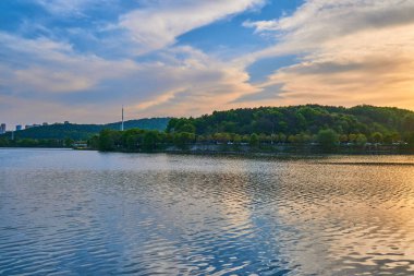 Gölün üzerindeki gün batımının güzel manzarası.