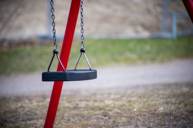 Çocuklar için bir çocuk parkında boş bir lastik salıncak koltuğunun yakın çekimi