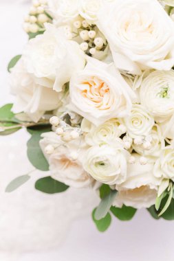 Güllü bir gelin buketinin yakın çekimi