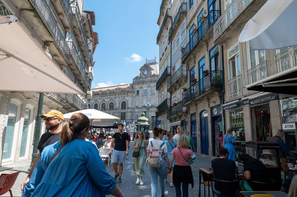 Eine Gruppe Von Menschen Auf Der Straße Mit Der Altstadt — Stockfoto