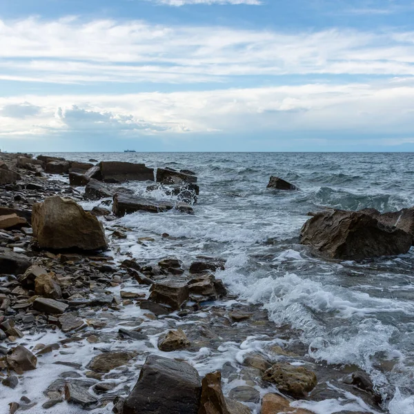 スロベニアの岩場に打ち寄せる波の景色 — ストック写真
