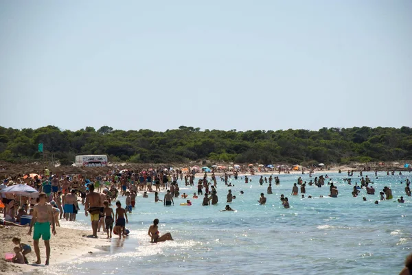 Tömegturizmus Zsúfolt Strand Mallorca Szigetén Baleares Spanyolország — Stock Fotó