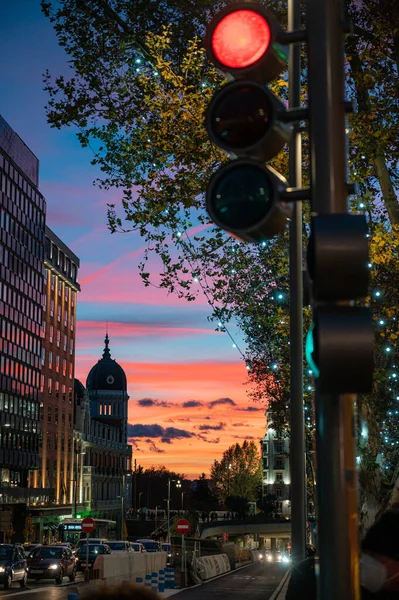 Vertical Shot City Red Traffic Light Beautiful Sunset — Zdjęcie stockowe