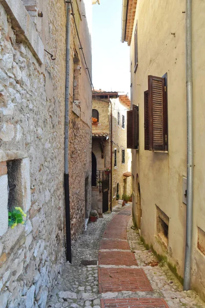 İtalya 'nın Lazio bölgesinde Veroli' de dar bir caddenin manzarası