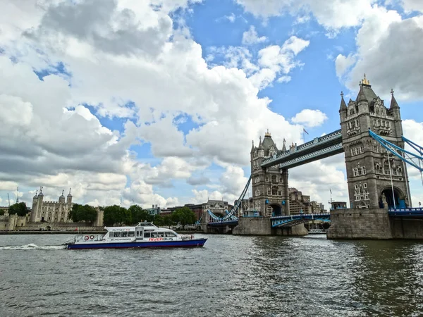 Londra Ngiltere Gökyüzünde Bulutların Kabardığı Güneşli Bir Günde Tower Köprüsü — Stok fotoğraf