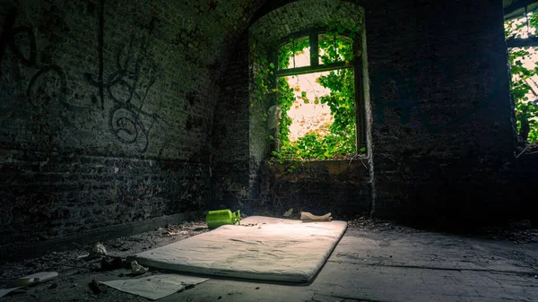 Colchão Dentro Uma Casa Misteriosa Abandonada — Fotografia de Stock
