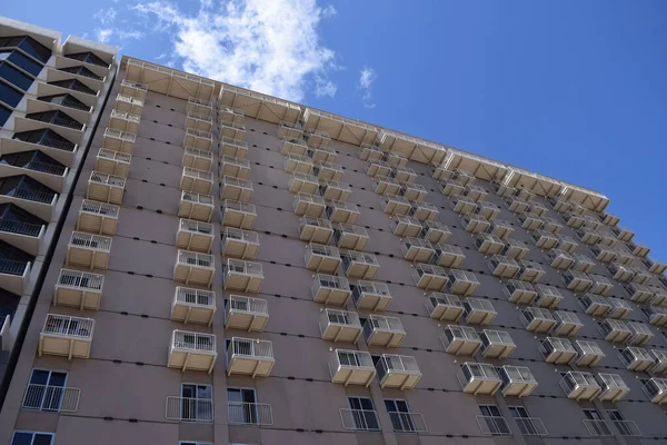 Mavi gökyüzüne karşı modern binanın ön cephesinin alçak açılı bir görüntüsü. Fresno, Birleşik Devletler.