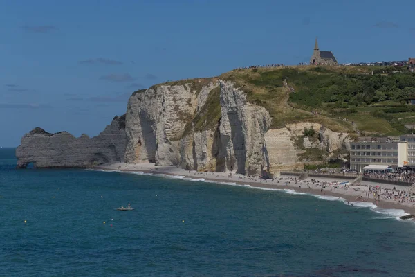 Fransa 'nın Etretat kentindeki su kenarındaki güzel dağların hava manzarası.
