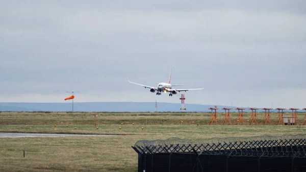 Ett Flygplan Flygning Gör Sig Redo För Landning Manchesters Flygplats — Stockfoto