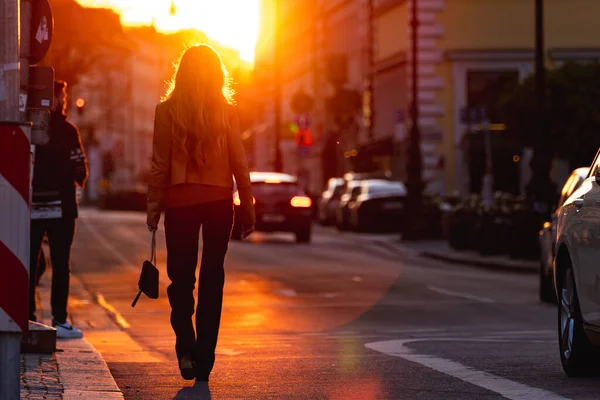 Дівчина Йде Вулиці Проти Заходу Сонця Мюнхен Німеччина — стокове фото