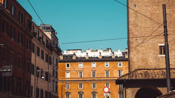 Una Vista Los Edificios Apartamentos Bajo Cielo Azul Día Soleado — Foto de Stock