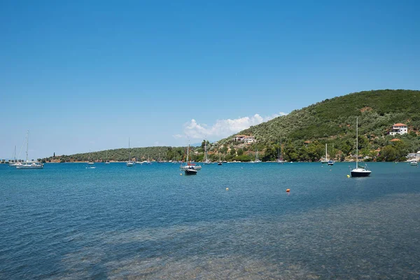 Boote Und Segelboote Vor Anker Einem Geschützten Hafen Dorf Milina — Stockfoto