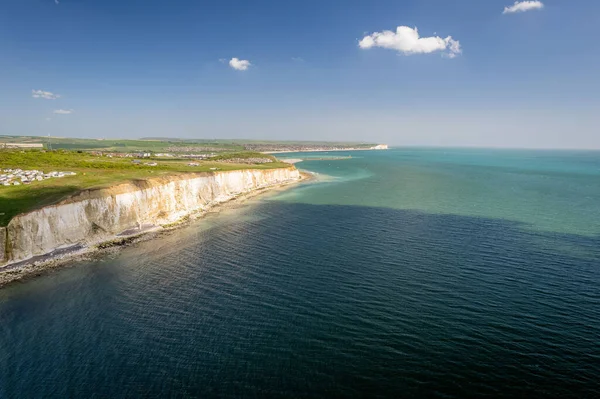Beyaz tebeşir kayalıklarının ve Brighton, İngiltere 'deki denizin havadan görünüşü