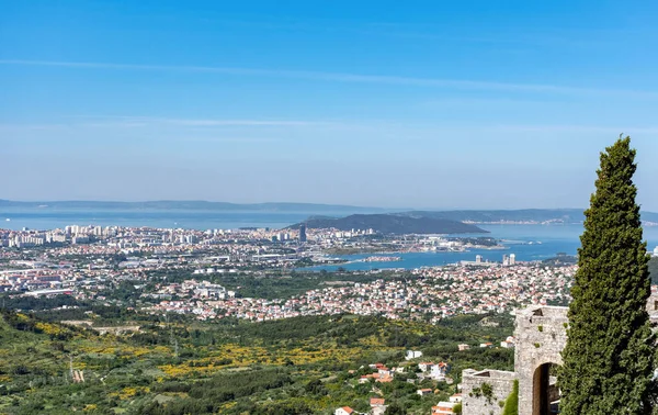 Hırvatistan 'ın Split kentinde güzel bir şehir ve deniz manzarası