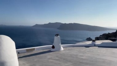 Yunanistan 'ın Santorini kentinde kıyı boyunca yürüyen bir grup insan